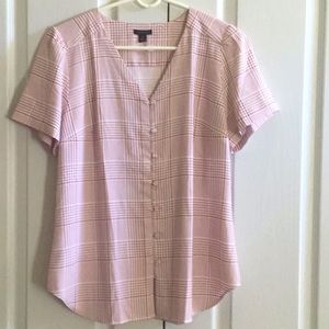 Ann Taylor NWOT short sleeve pretty top. Cute detail sleeves.